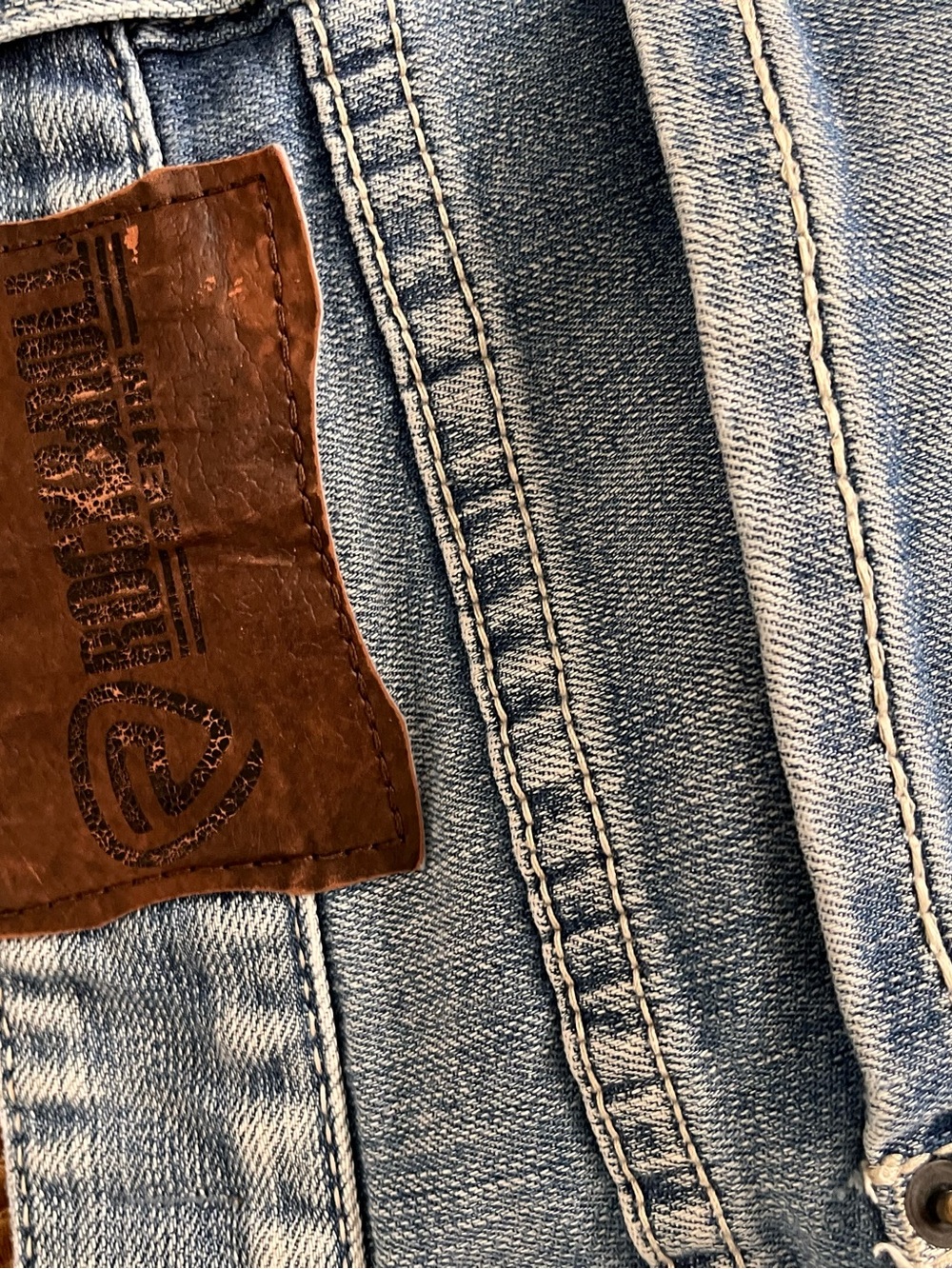 Slim Fit Men's Light Blue Denim Jeans with Leather Patch